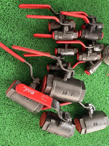 1½'' & 1/2'' Valves 9